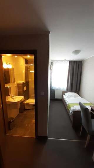 Отели типа «постель и завтрак» Restauracja i hotel Pod Kasztanami Ополе Одноместный номер с собственной ванной комнатой-3